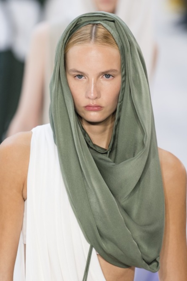 عرض أزياء لويفي لموسم ربيع وصيف 2022