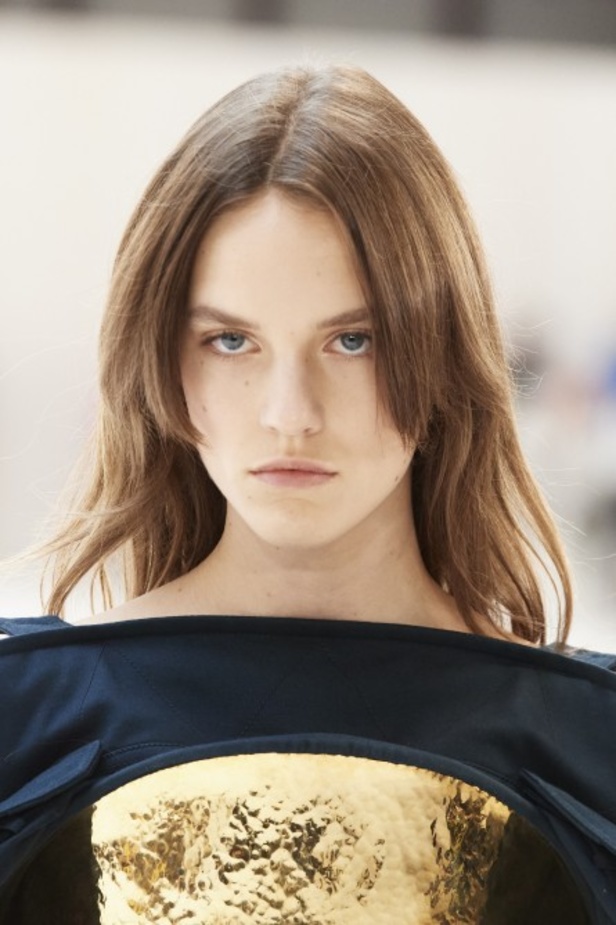 عرض أزياء لويفي لموسم ربيع وصيف 2022