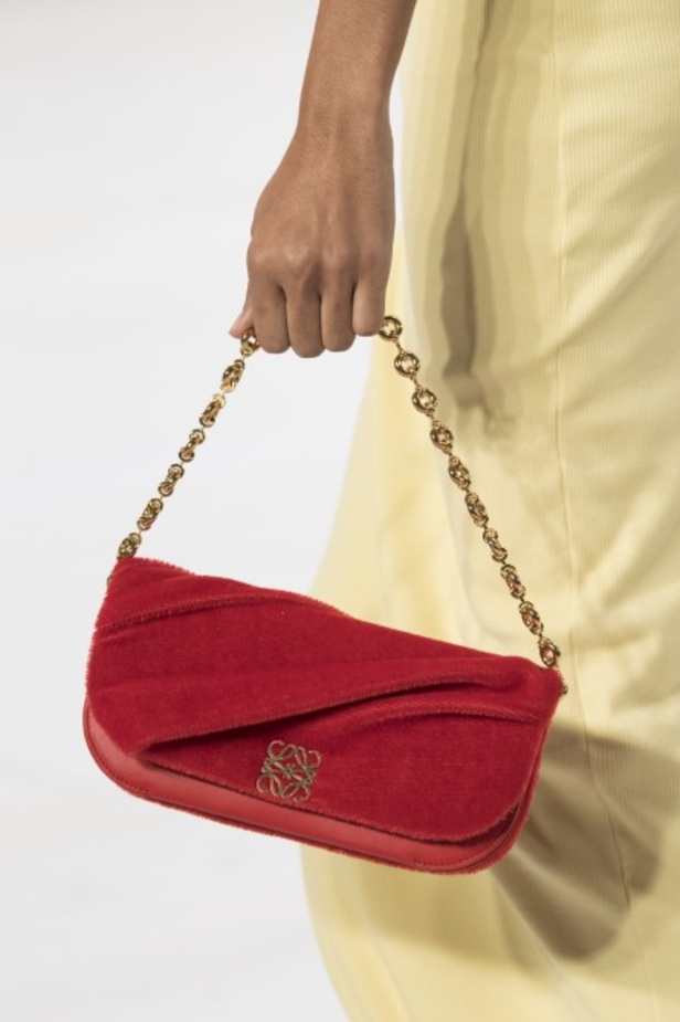 عرض أزياء لويفي لموسم ربيع وصيف 2022