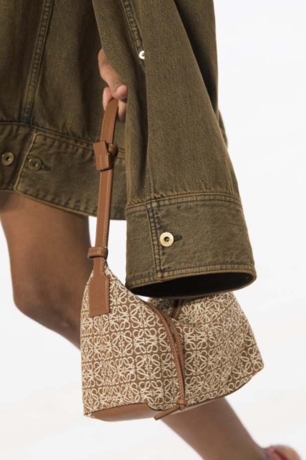 عرض أزياء لويفي لموسم ربيع وصيف 2022