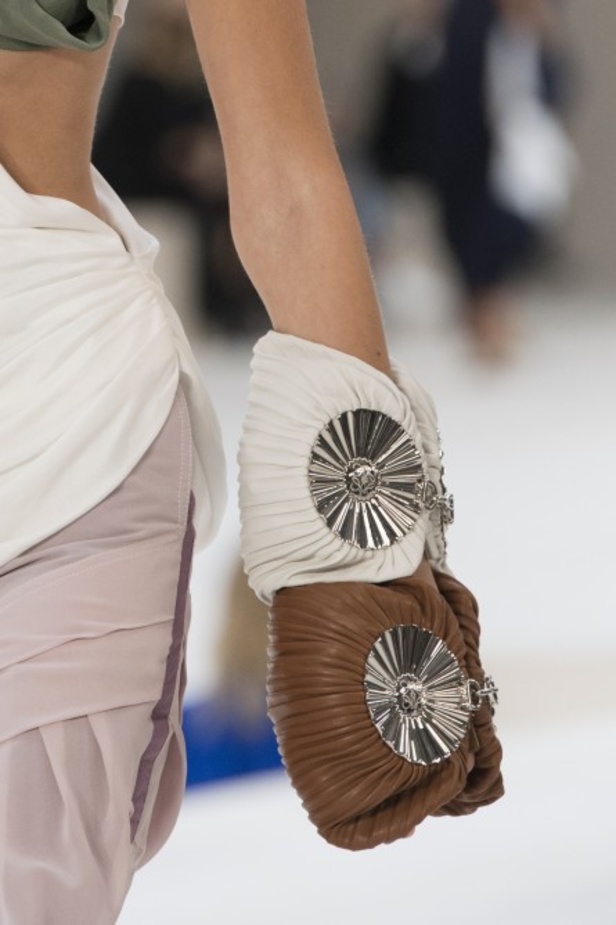 عرض أزياء لويفي لموسم ربيع وصيف 2022