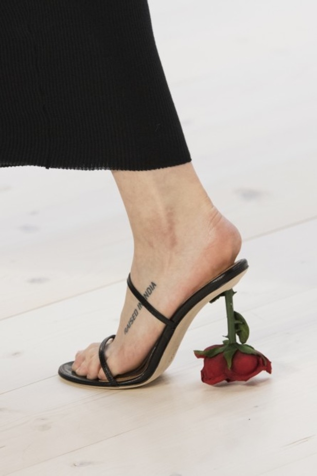 عرض أزياء لويفي لموسم ربيع وصيف 2022