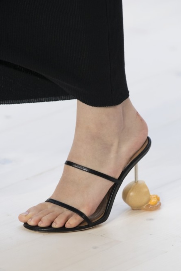 عرض أزياء لويفي لموسم ربيع وصيف 2022