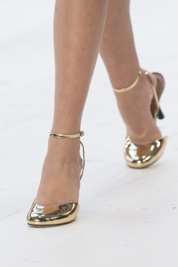 عرض أزياء لويفي لموسم ربيع وصيف 2022