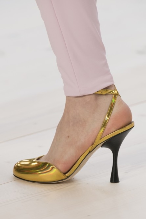 عرض أزياء لويفي لموسم ربيع وصيف 2022