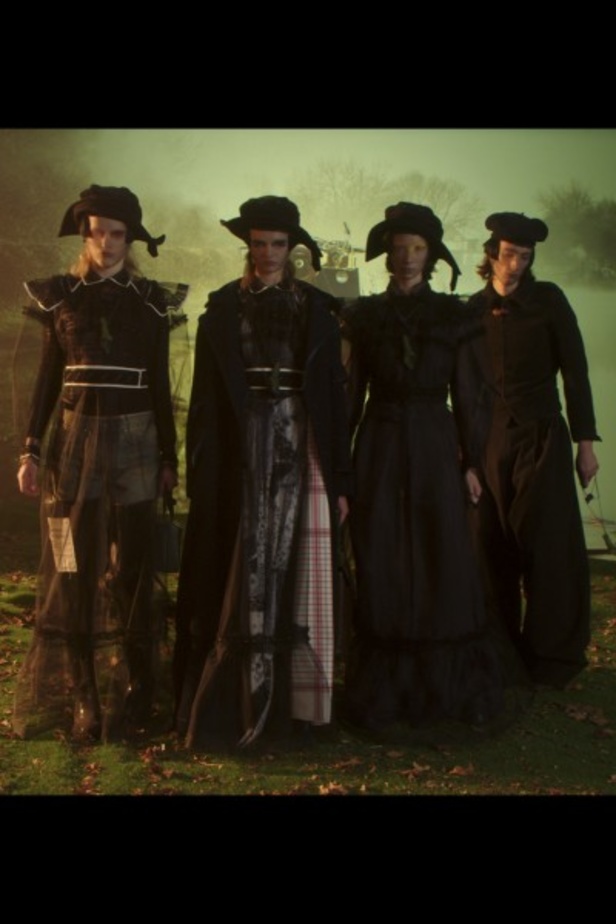 عرض أزياء Maison Margiela لربيع وصيف 2022 من أسبوع الموضة في باريس 