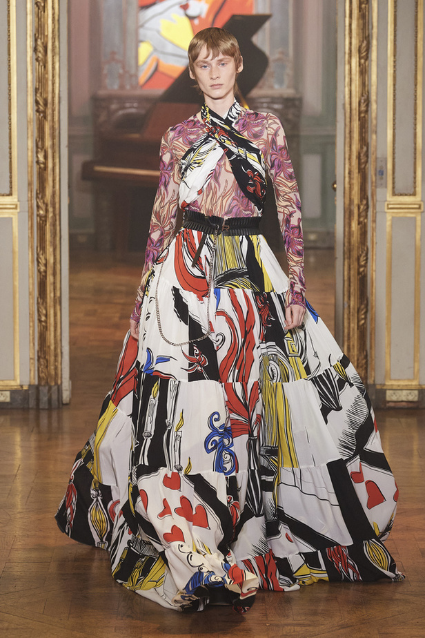 عرض أزياء مجموعة Rochas لربيع وصيف 2022 من اسبوع الموضة في باريس