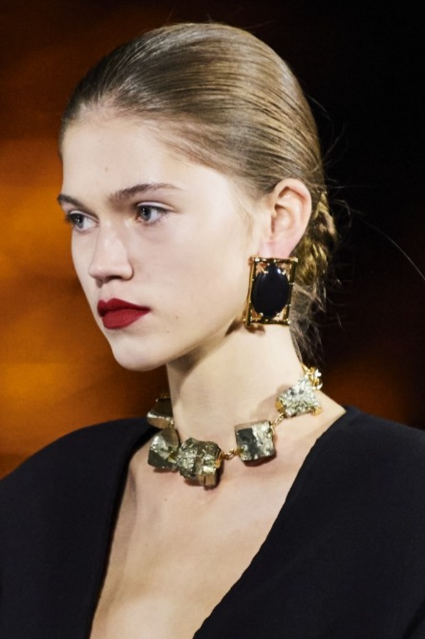 عرض أزياء مجموعة Saint Laurent لربيع وصيف 2022 من أسبوع الموضة في باريس