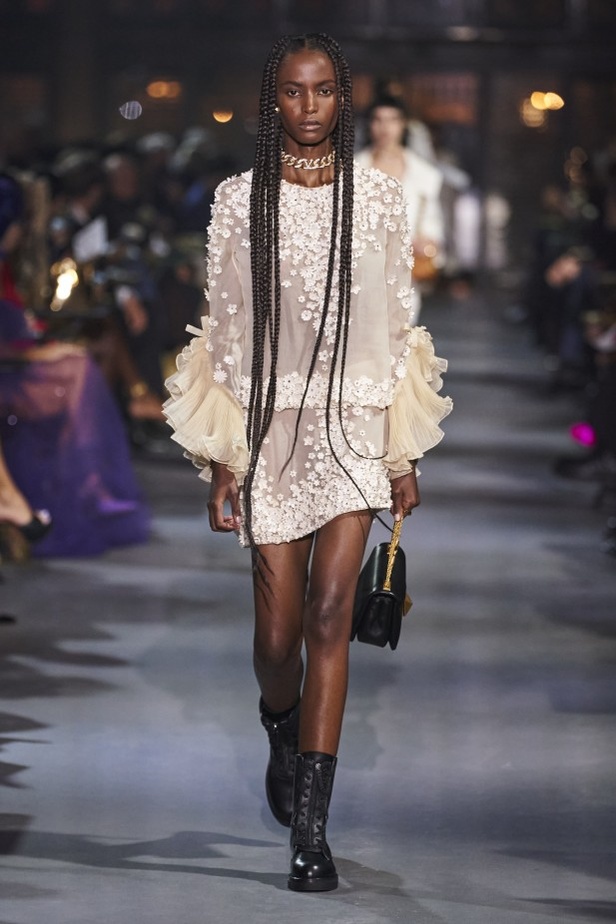عرض أزياء مجموعة Valentino لربيع وصيف 2022 من أسبوع الموضة في باريس