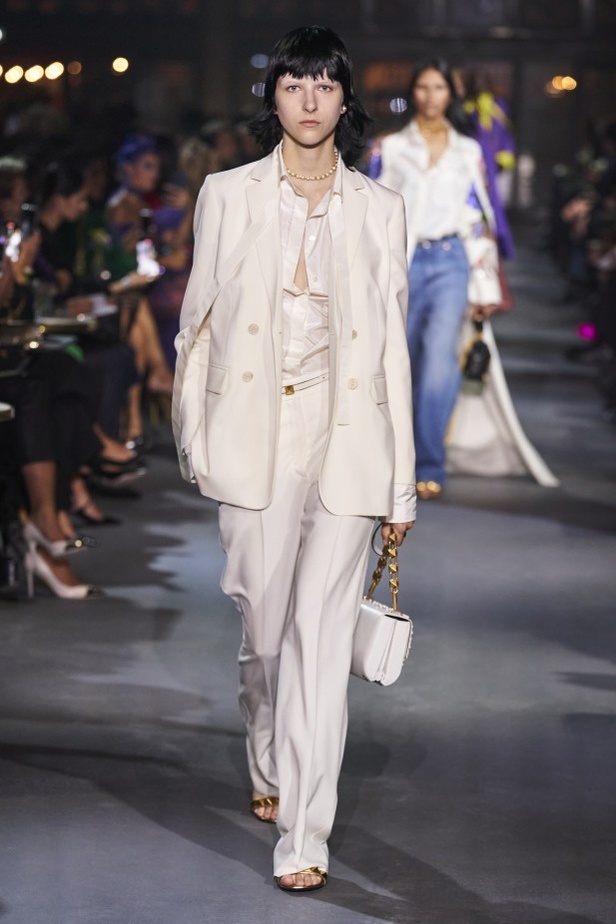 عرض أزياء مجموعة Valentino لربيع وصيف 2022 من أسبوع الموضة في باريس