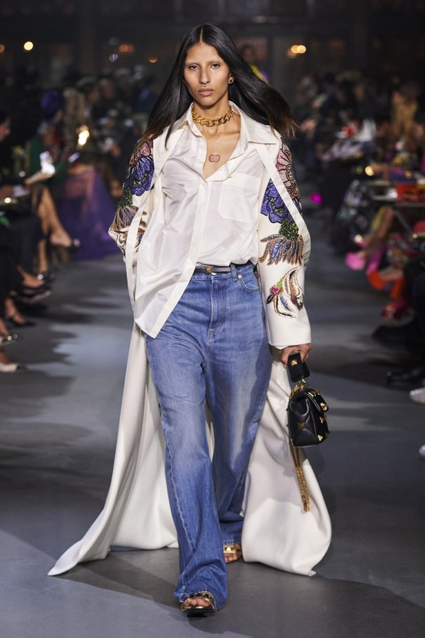 عرض أزياء مجموعة Valentino لربيع وصيف 2022 من أسبوع الموضة في باريس