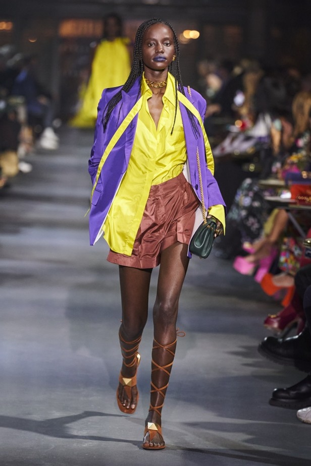 عرض أزياء مجموعة Valentino لربيع وصيف 2022 من أسبوع الموضة في باريس