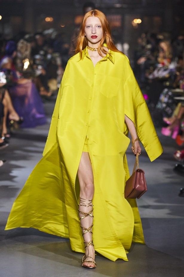 عرض أزياء مجموعة Valentino لربيع وصيف 2022 من أسبوع الموضة في باريس