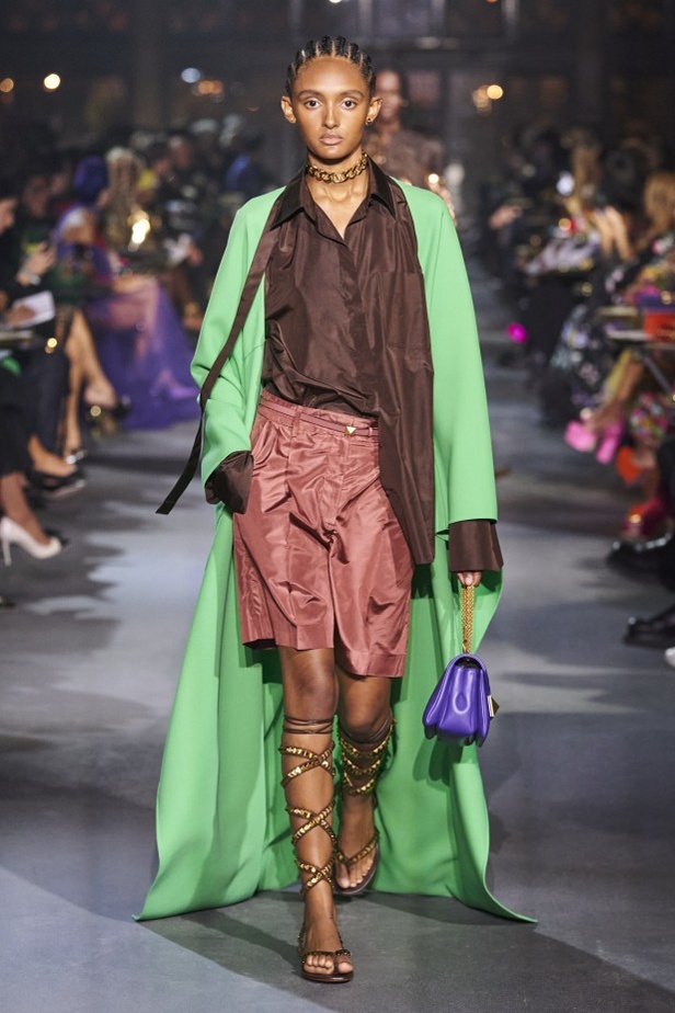 عرض أزياء مجموعة Valentino لربيع وصيف 2022 من أسبوع الموضة في باريس