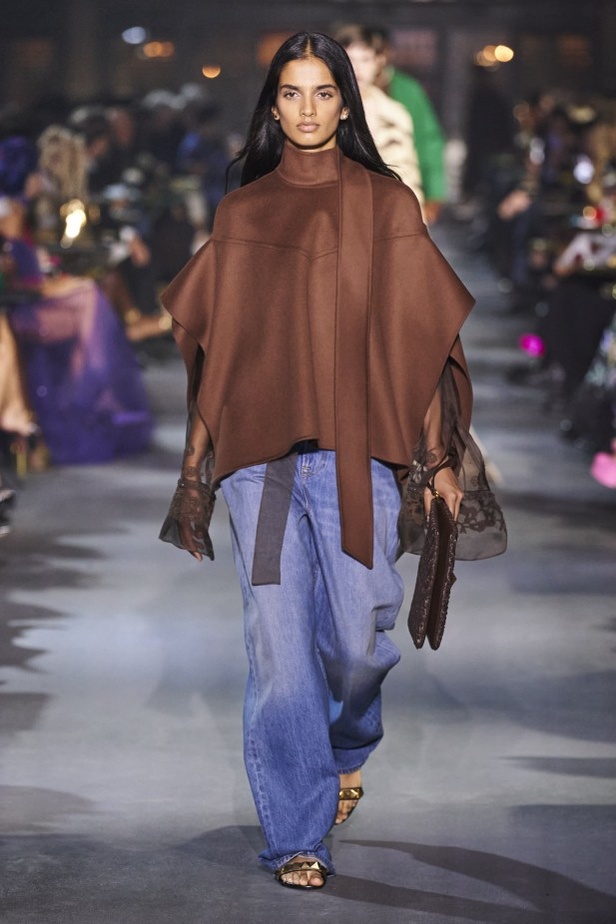 عرض أزياء مجموعة Valentino لربيع وصيف 2022 من أسبوع الموضة في باريس