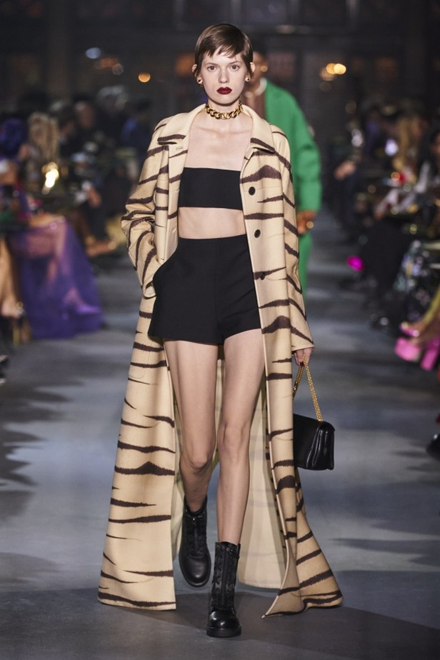 عرض أزياء مجموعة Valentino لربيع وصيف 2022 من أسبوع الموضة في باريس