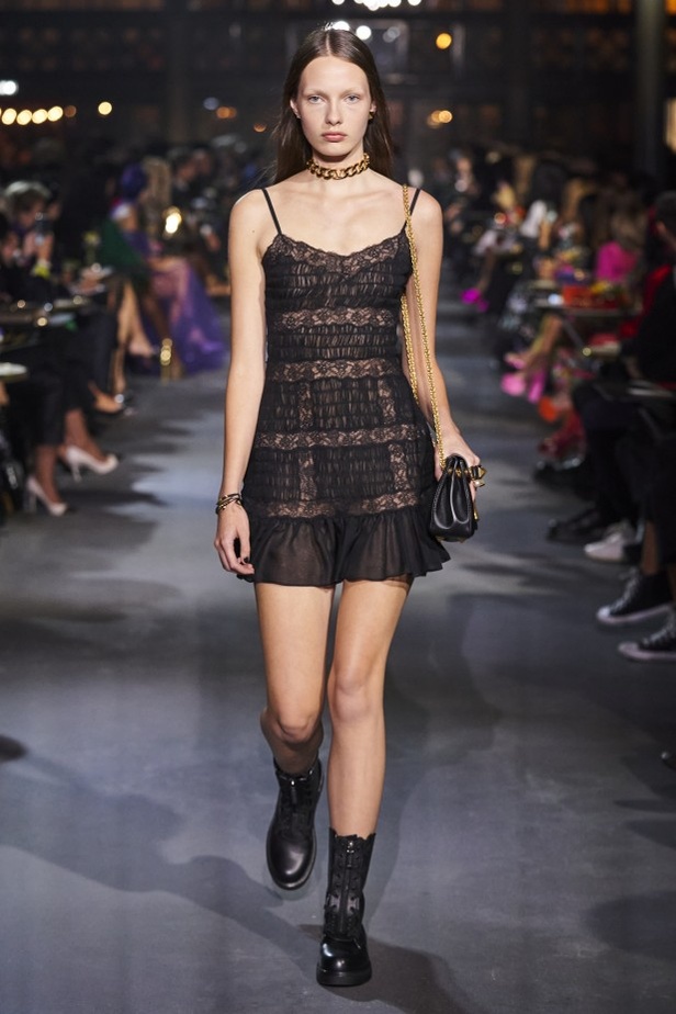 عرض أزياء مجموعة Valentino لربيع وصيف 2022 من أسبوع الموضة في باريس