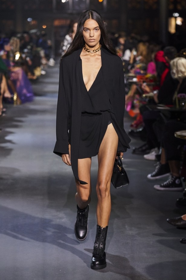 عرض أزياء مجموعة Valentino لربيع وصيف 2022 من أسبوع الموضة في باريس