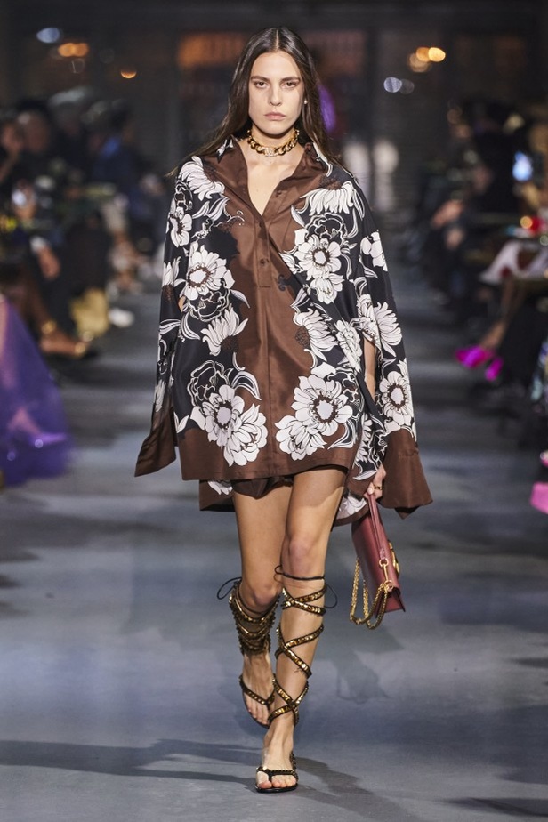 عرض أزياء مجموعة Valentino لربيع وصيف 2022 من أسبوع الموضة في باريس