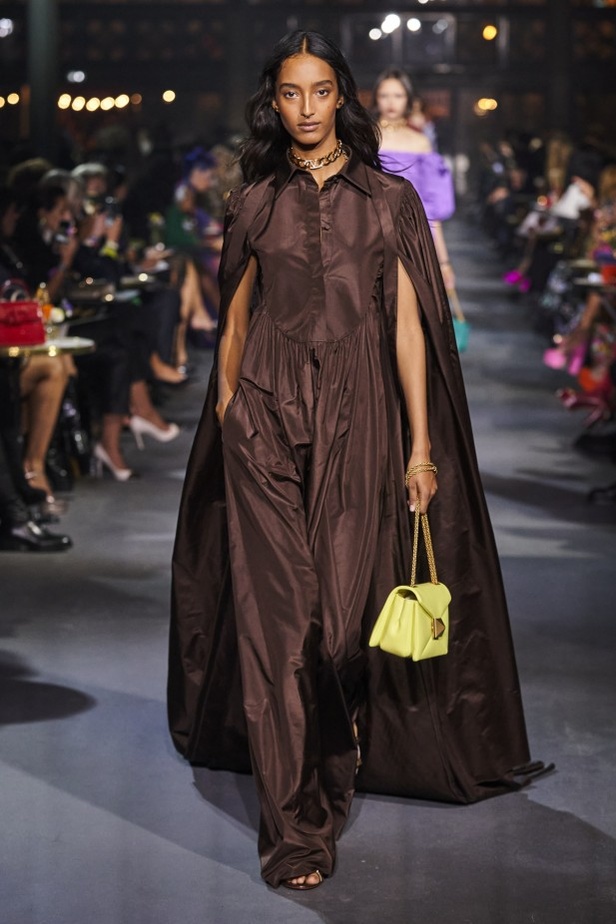 عرض أزياء مجموعة Valentino لربيع وصيف 2022 من أسبوع الموضة في باريس