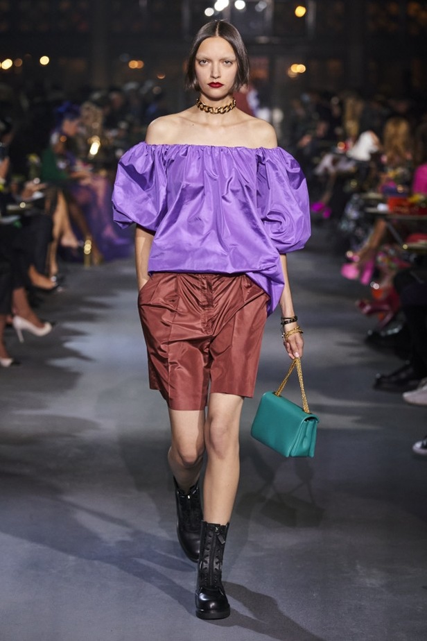 عرض أزياء مجموعة Valentino لربيع وصيف 2022 من أسبوع الموضة في باريس