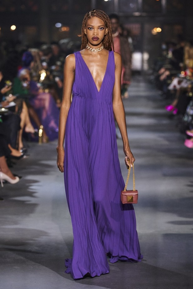 عرض أزياء مجموعة Valentino لربيع وصيف 2022 من أسبوع الموضة في باريس