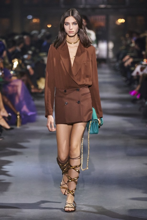 عرض أزياء مجموعة Valentino لربيع وصيف 2022 من أسبوع الموضة في باريس