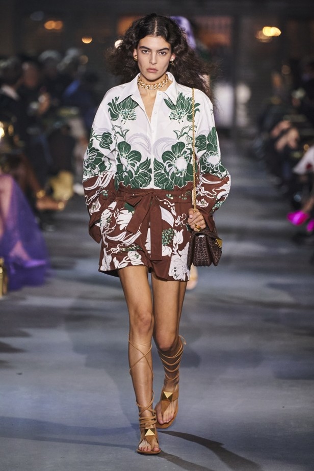 عرض أزياء مجموعة Valentino لربيع وصيف 2022 من أسبوع الموضة في باريس