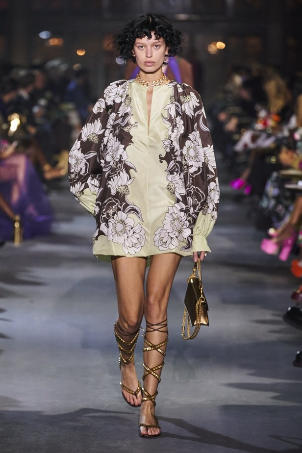 عرض أزياء مجموعة Valentino لربيع وصيف 2022 من أسبوع الموضة في باريس