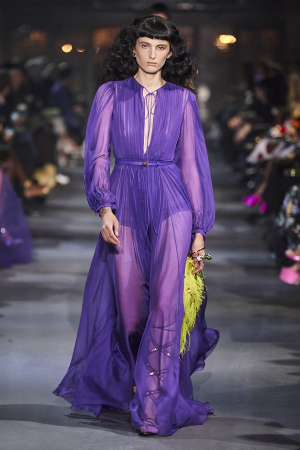 عرض أزياء مجموعة Valentino لربيع وصيف 2022 من أسبوع الموضة في باريس