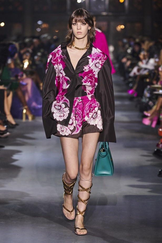 عرض أزياء مجموعة Valentino لربيع وصيف 2022 من أسبوع الموضة في باريس