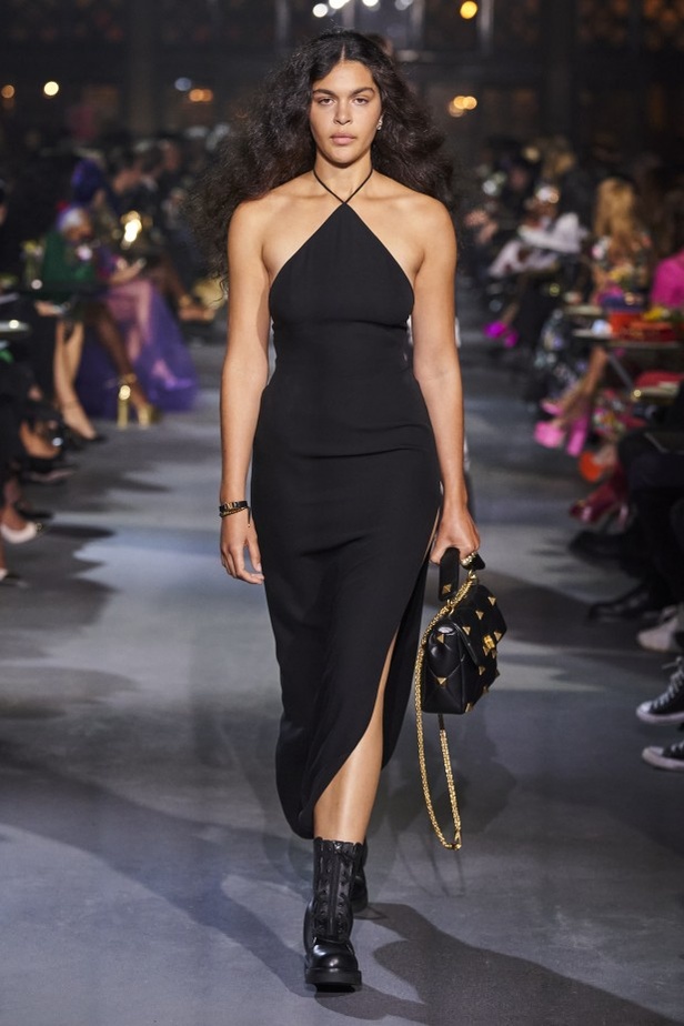 عرض أزياء مجموعة Valentino لربيع وصيف 2022 من أسبوع الموضة في باريس