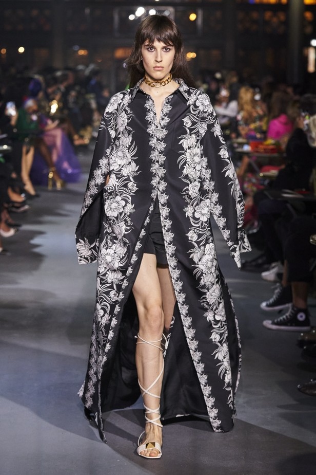 عرض أزياء مجموعة Valentino لربيع وصيف 2022 من أسبوع الموضة في باريس