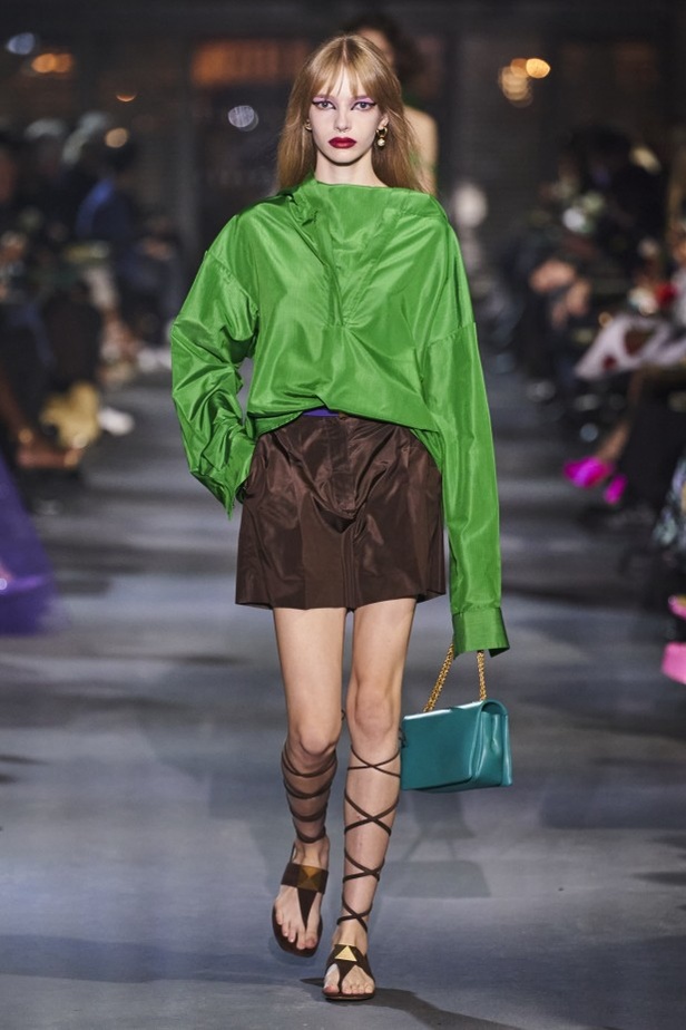 عرض أزياء مجموعة Valentino لربيع وصيف 2022 من أسبوع الموضة في باريس