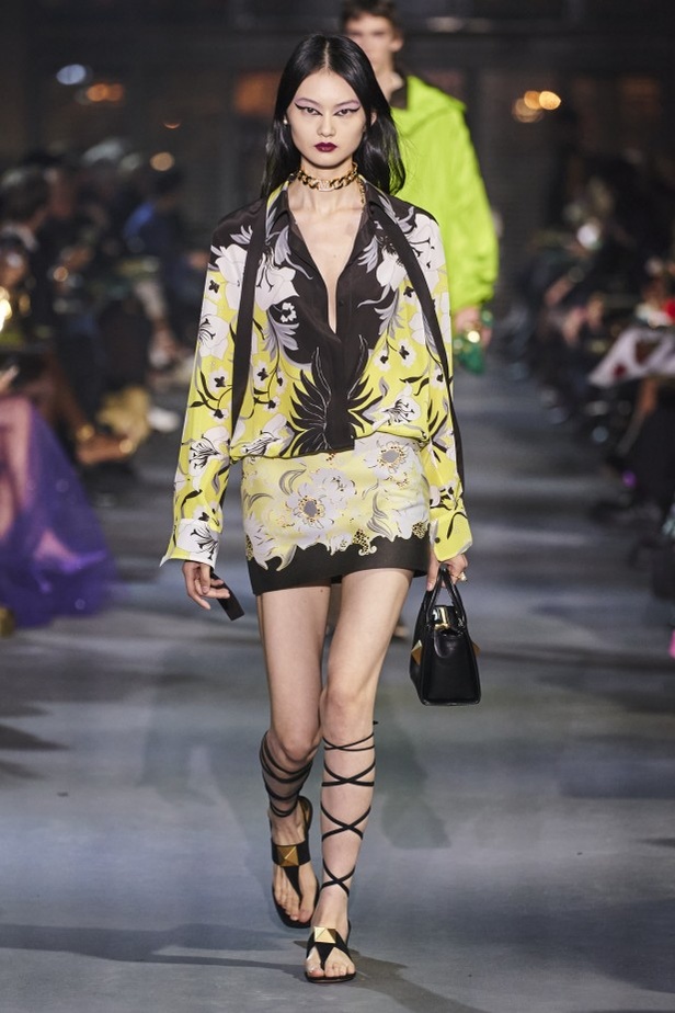 عرض أزياء مجموعة Valentino لربيع وصيف 2022 من أسبوع الموضة في باريس