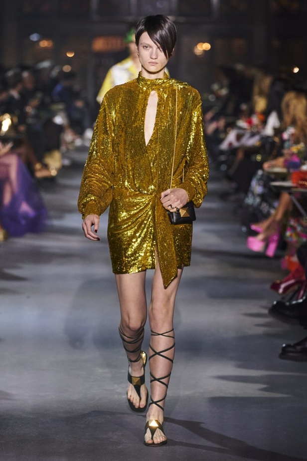 عرض أزياء مجموعة Valentino لربيع وصيف 2022 من أسبوع الموضة في باريس