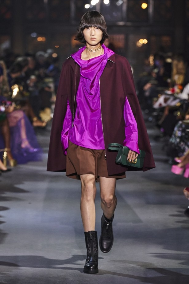 عرض أزياء مجموعة Valentino لربيع وصيف 2022 من أسبوع الموضة في باريس