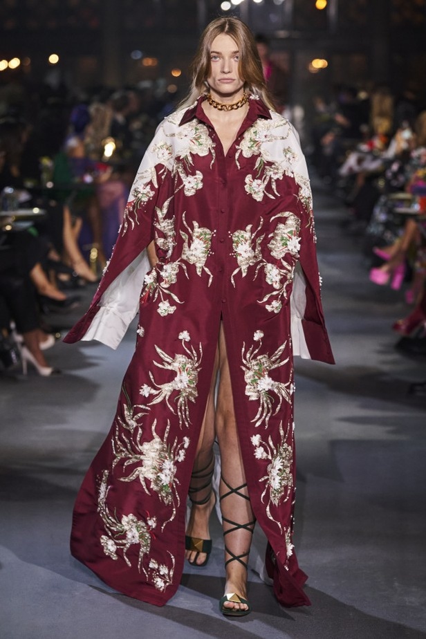 عرض أزياء مجموعة Valentino لربيع وصيف 2022 من أسبوع الموضة في باريس