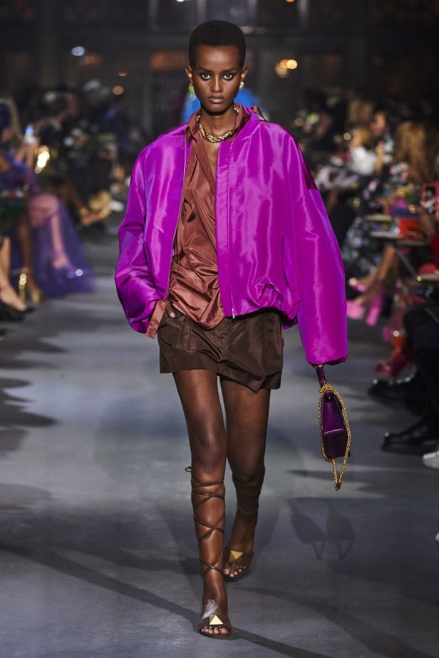 عرض أزياء مجموعة Valentino لربيع وصيف 2022 من أسبوع الموضة في باريس