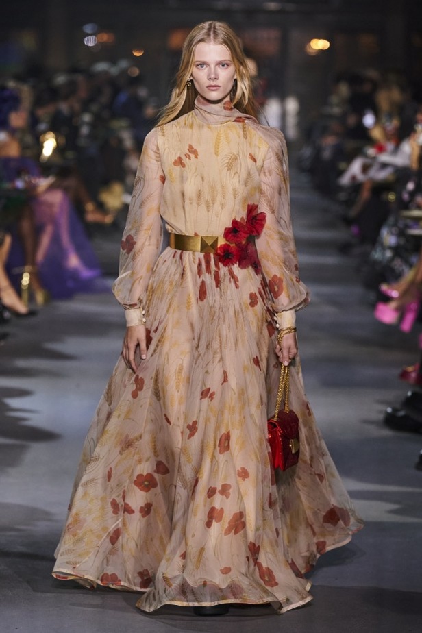 عرض أزياء مجموعة Valentino لربيع وصيف 2022 من أسبوع الموضة في باريس