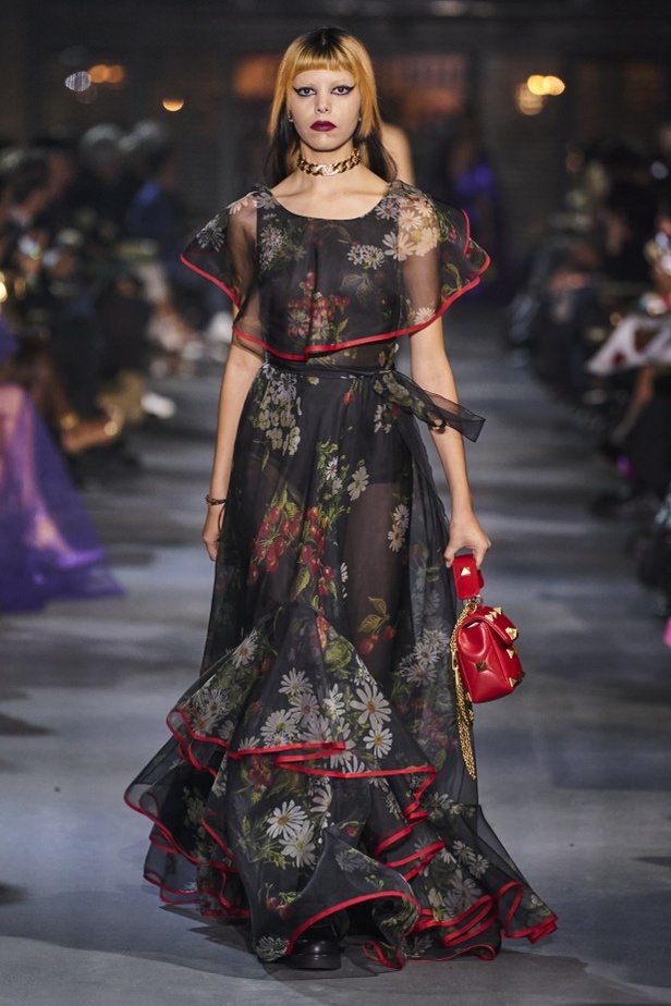 عرض أزياء مجموعة Valentino لربيع وصيف 2022 من أسبوع الموضة في باريس