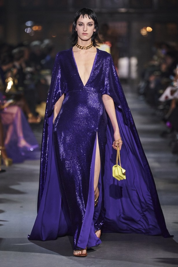 عرض أزياء مجموعة Valentino لربيع وصيف 2022 من أسبوع الموضة في باريس