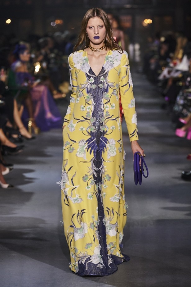 عرض أزياء مجموعة Valentino لربيع وصيف 2022 من أسبوع الموضة في باريس