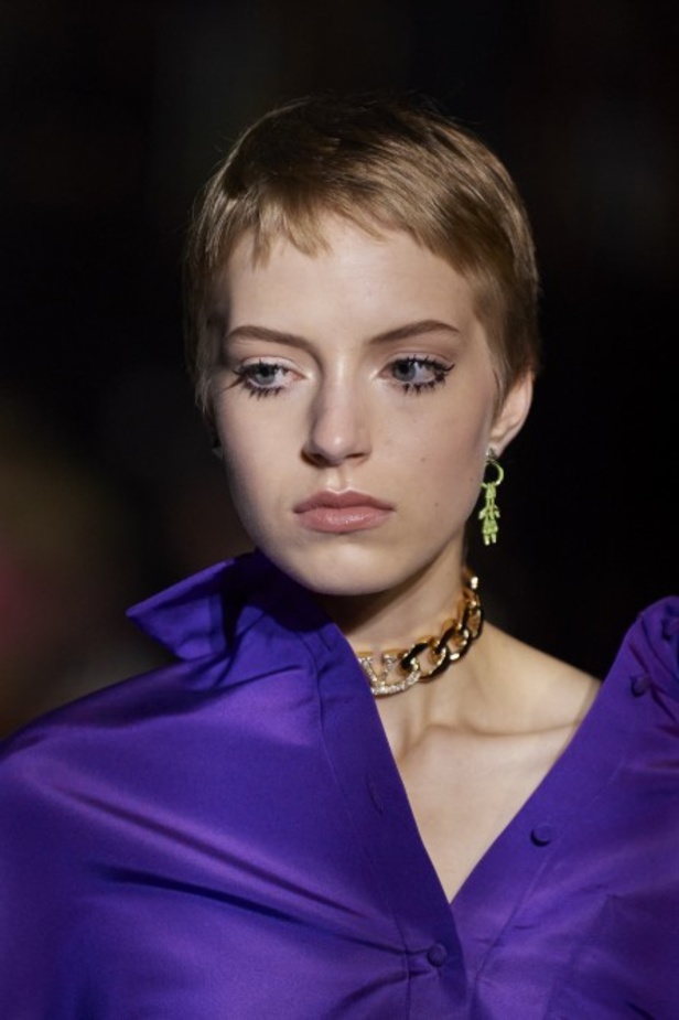 عرض أزياء مجموعة Valentino لربيع وصيف 2022 من أسبوع الموضة في باريس