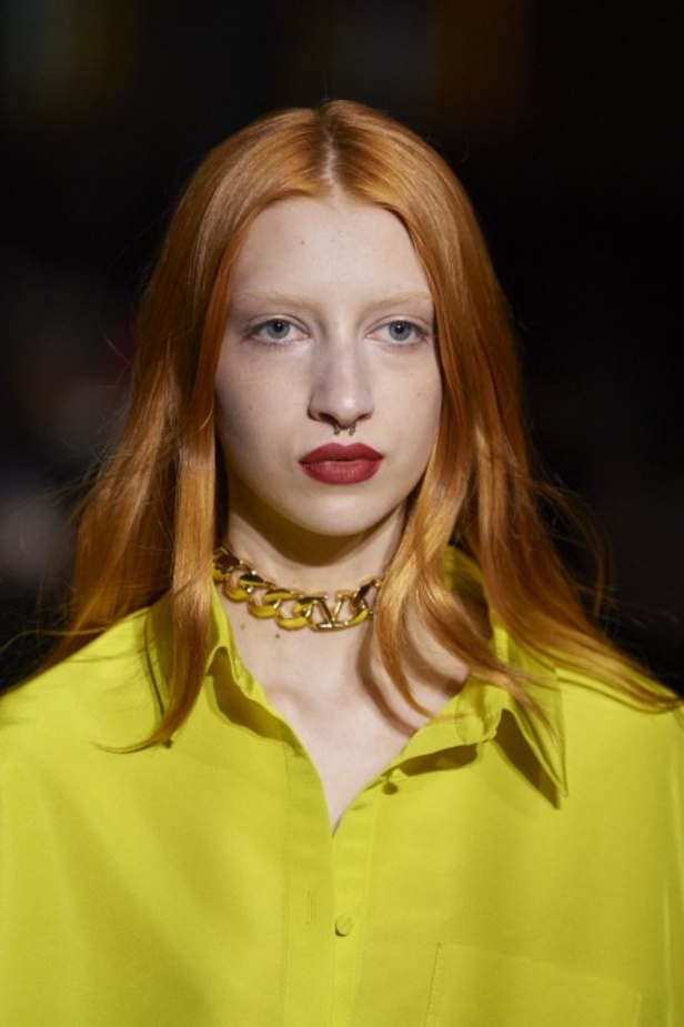 عرض أزياء مجموعة Valentino لربيع وصيف 2022 من أسبوع الموضة في باريس