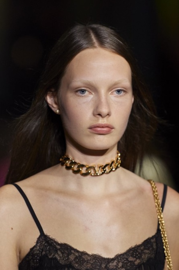 عرض أزياء مجموعة Valentino لربيع وصيف 2022 من أسبوع الموضة في باريس