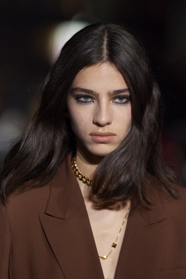 عرض أزياء مجموعة Valentino لربيع وصيف 2022 من أسبوع الموضة في باريس