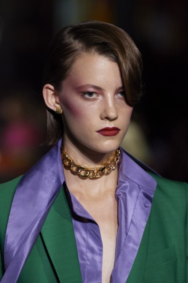 عرض أزياء مجموعة Valentino لربيع وصيف 2022 من أسبوع الموضة في باريس