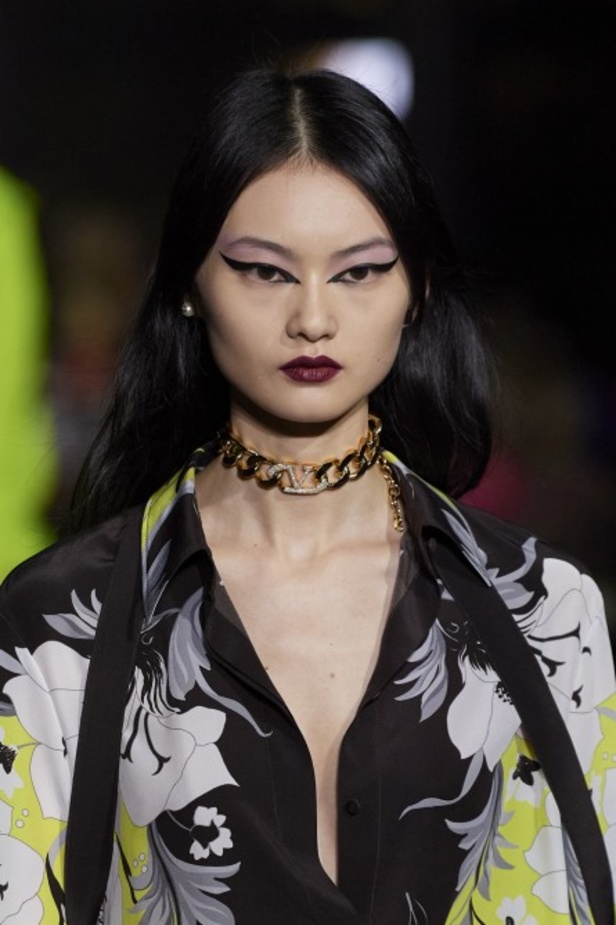 عرض أزياء مجموعة Valentino لربيع وصيف 2022 من أسبوع الموضة في باريس