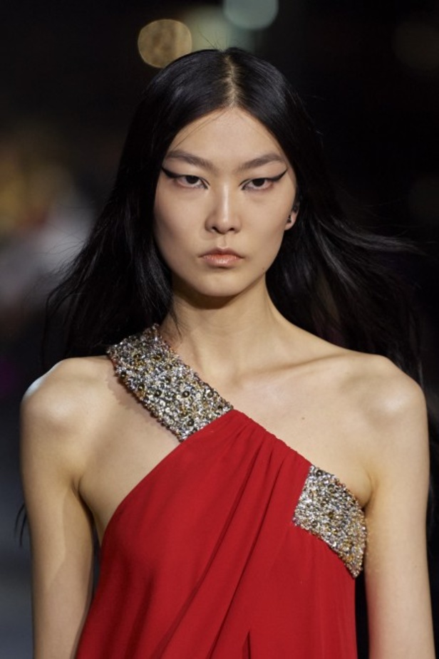 عرض أزياء مجموعة Valentino لربيع وصيف 2022 من أسبوع الموضة في باريس